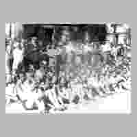 111-0585 Eine Maedchen-Gymnastikgruppe der Wehlauer Mittelschule gehoerte auch zum Festumzug.jpg